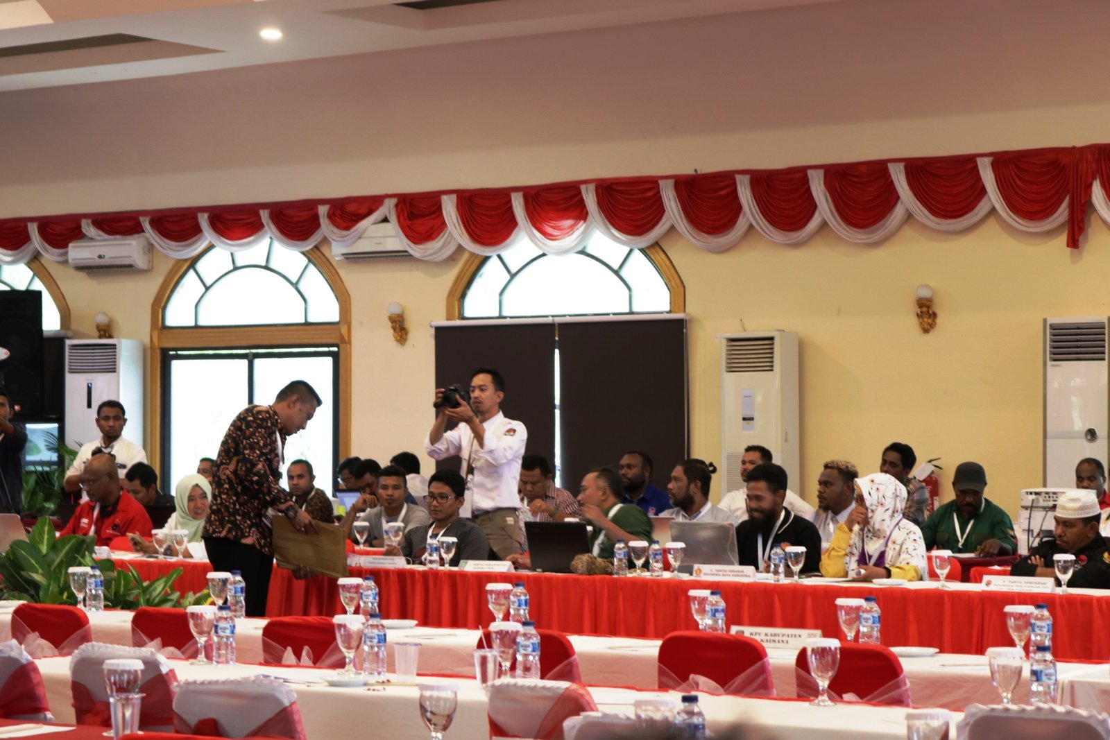 Petugas KPU Kabupaten Raja Ampat saat menunjukan dokumen rekapitulasi hasil penghitungan suara yang berada di dalam amplop dan masih tersegel KPU Papua Barat