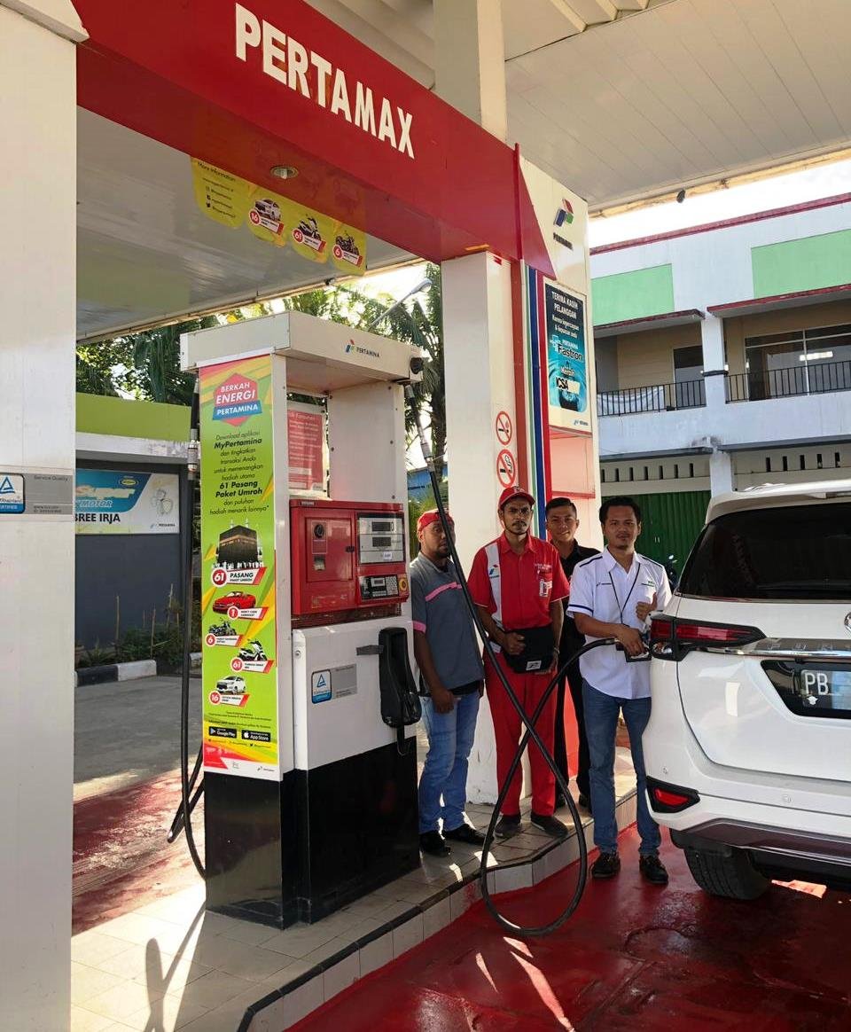 Sales Executive Retail Papua Barat, Arthur Kemal Pamungkas ketika berada di salah satu SPBU yang menyediakan produk BBM berkualitas tinggi, Pertamax. Pertamax Papua Barat