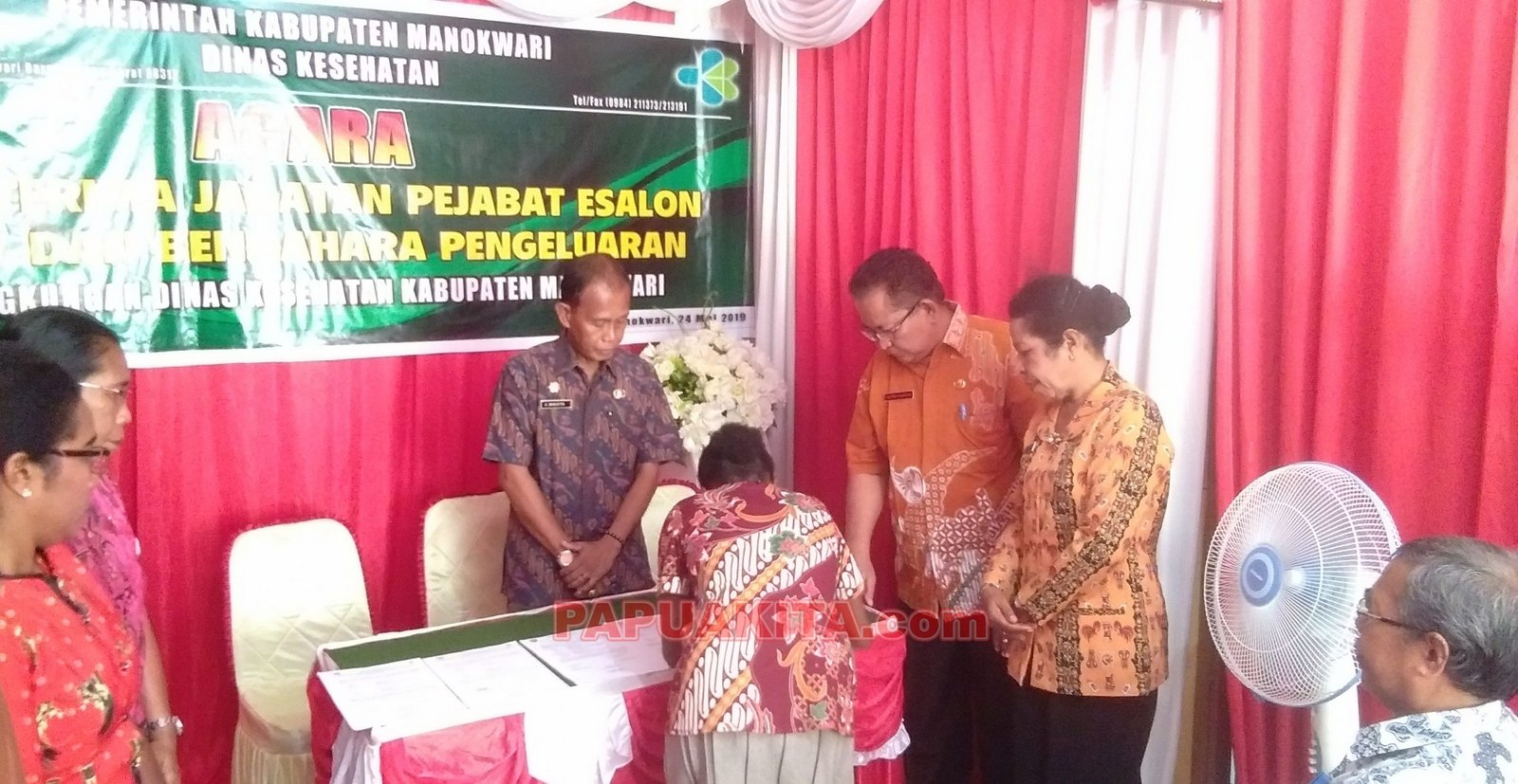 Serah terima jabatan sejumlah pejabat eselon dan bendahara pada Dinas Kesehatan Kabupaten Manokwari. dr. Alfred Bandaso