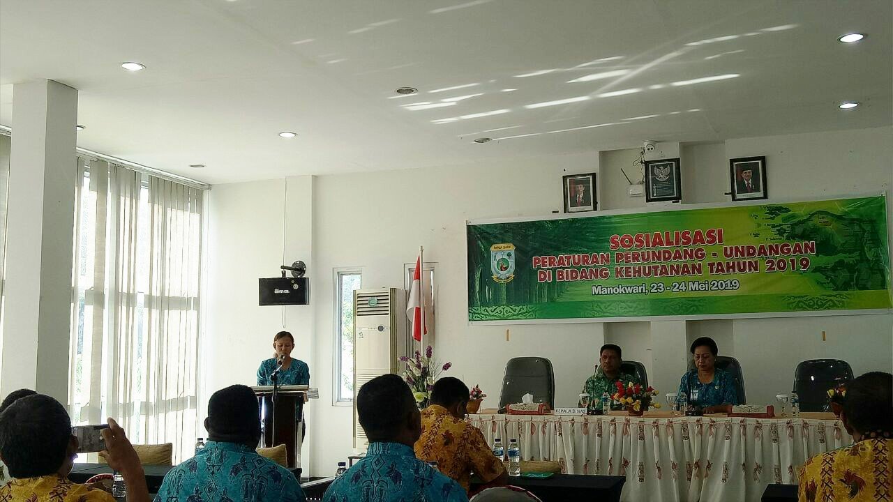 Sosialisasi Peraturan Perundang-undangan di bidang kehutanan yang digelar oleh Dinas Kehutanan Provinsi Papua Barat, ini diikuti oleh 12 cabang dinas se-Papua Barat J J Kesaulija