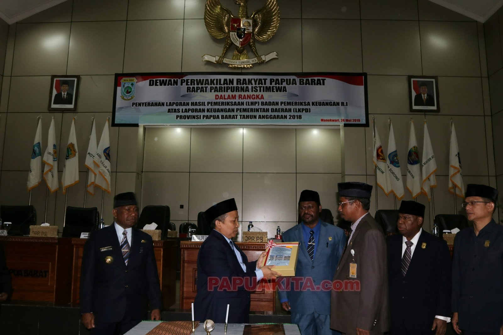 Staf Ahli BPK RI Perwakilan Papua Barat, Syamsudin menyerahkan LHP atas LKPD Provinsi Papua Barat Tahun Anggaran 2018 kepada Wakil Ketua DPR Papua Barat, Robert Manibuy dalam paripurna istimewa. LKPD Papua Barat