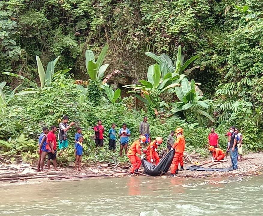 Tim SAR gabungan saat mengevakuasi jazad Pandi Mandacan Sungai Susmorof Ransiki