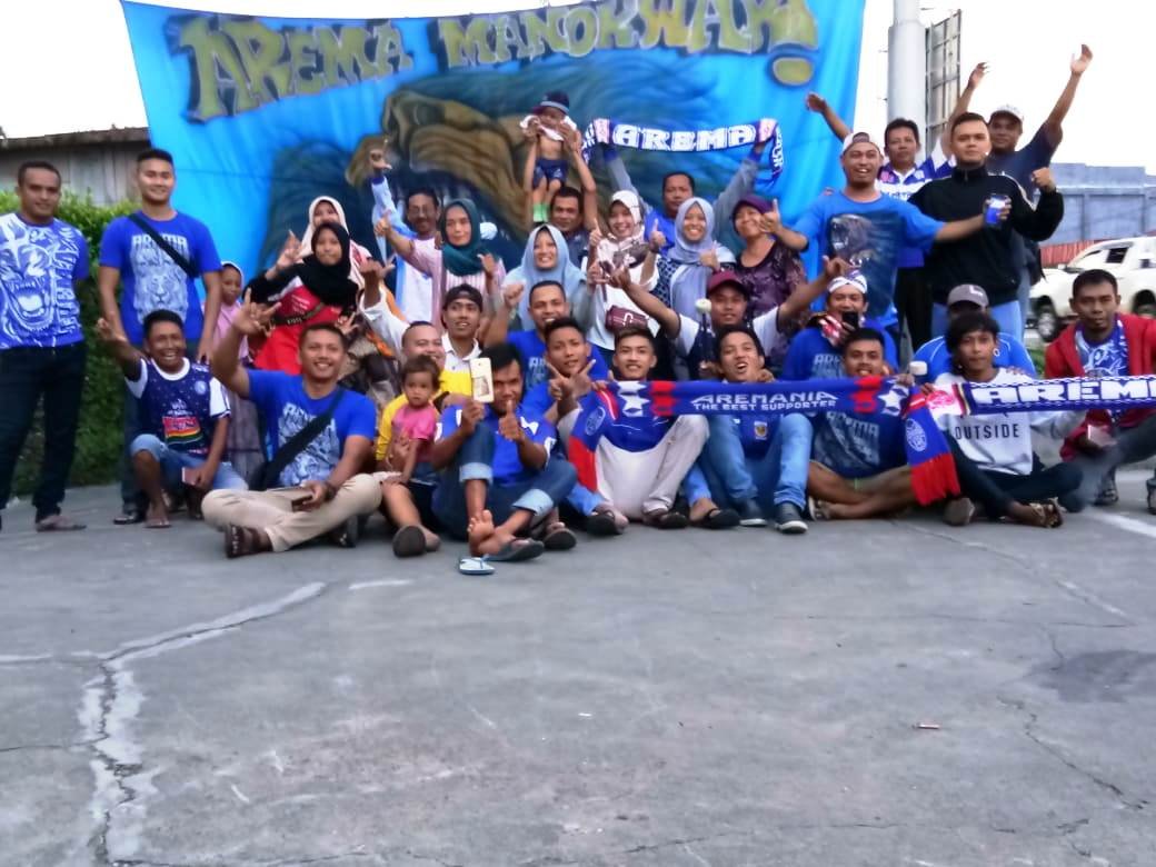 Warga Malang, Jawa Timur yang tergabung dalam Paguyuban Arema Manokwari, berbagi takjil gratis kepada masyarakat maupun pengendara kendaraan bermotor yang melintas di Jalan Esau Sesa (2) Warga Arema Manokwari