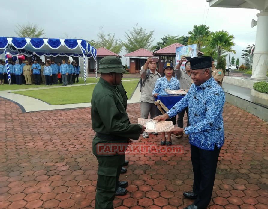 Gubernur Papua Barat melepas Tim Papua Barat Sehat. Tahun 2019, pemprov Papua Barat mengontrak sebanyak 55 tenaga kesehatan yang akan disebar ke 4 kabupaten Papua Barat Sehat
