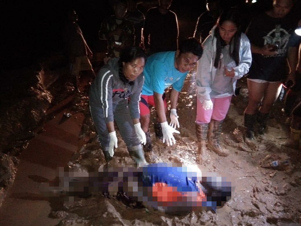 Jenazah Sifester Siamma saat dievakuasi oleh anggota Polsek Ransiki dan petugas Medis puskesmas Ransiki di daerah Mameh, Distrik Tahota Ruas Mameh Bintuni