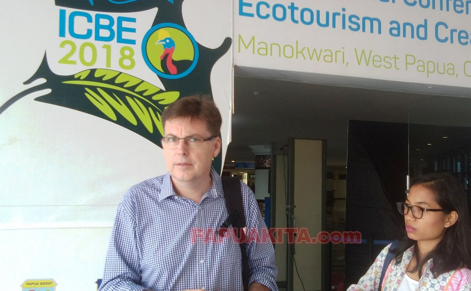 Kepala Bagian Bidang Politik dan Komuniasi Strategis kedutaan besar Austraslia, DR. David Lan Stewart Peeblec didampingi salah seorang stafnya, Rifa Fatharan Kunjungan Kedubes Australia