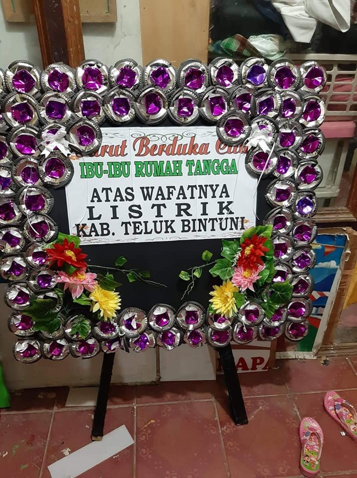 Krans bunga turut berduka cita atas pemadaman listrik di Teluk Bintuni Lsitrik Teluk Bintuni