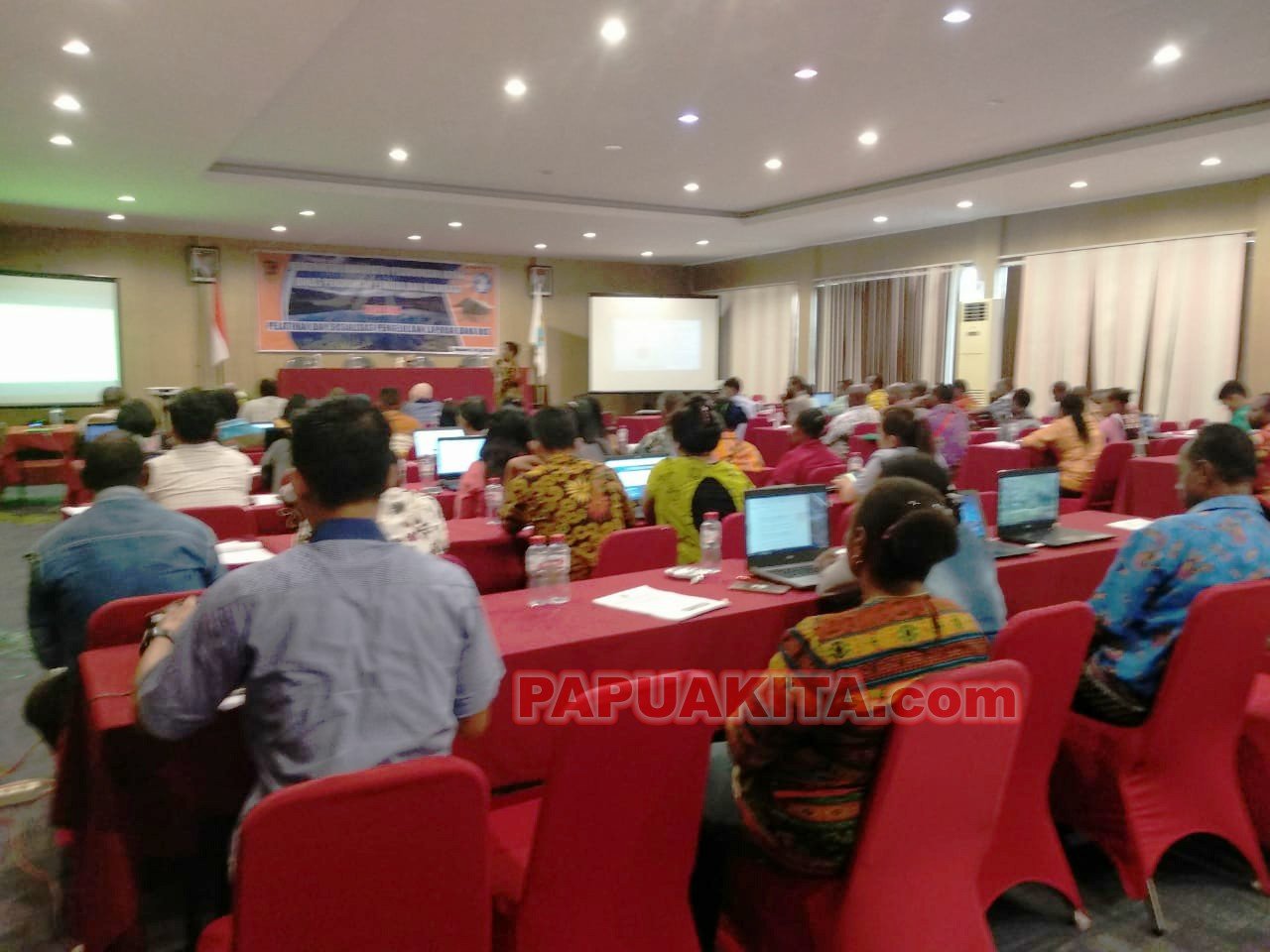 Pelatihan dan sosialisasi pengelolaan dana BOS oleh Pemkab Pegaf Stoa Toansiba