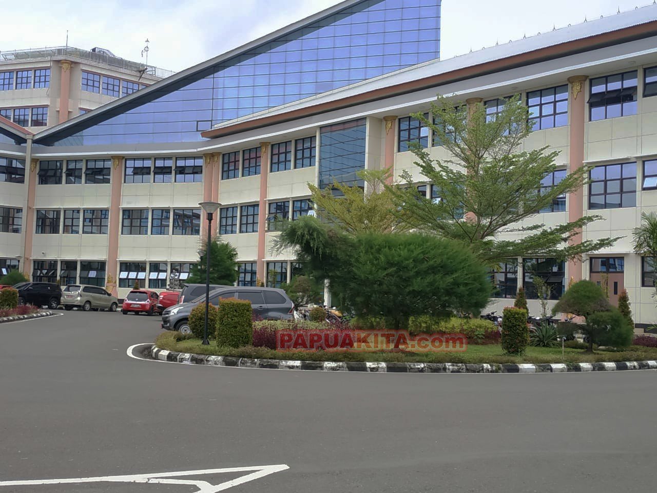 Pemandangan di salah satu sudut di kantor gubernur Provinsi Papua Barat. Nampak pohon cemara berbentuk kasuari, tetapi sudah tak berarturan karena kurang perawatan. Kantor gubernur Papua Barat