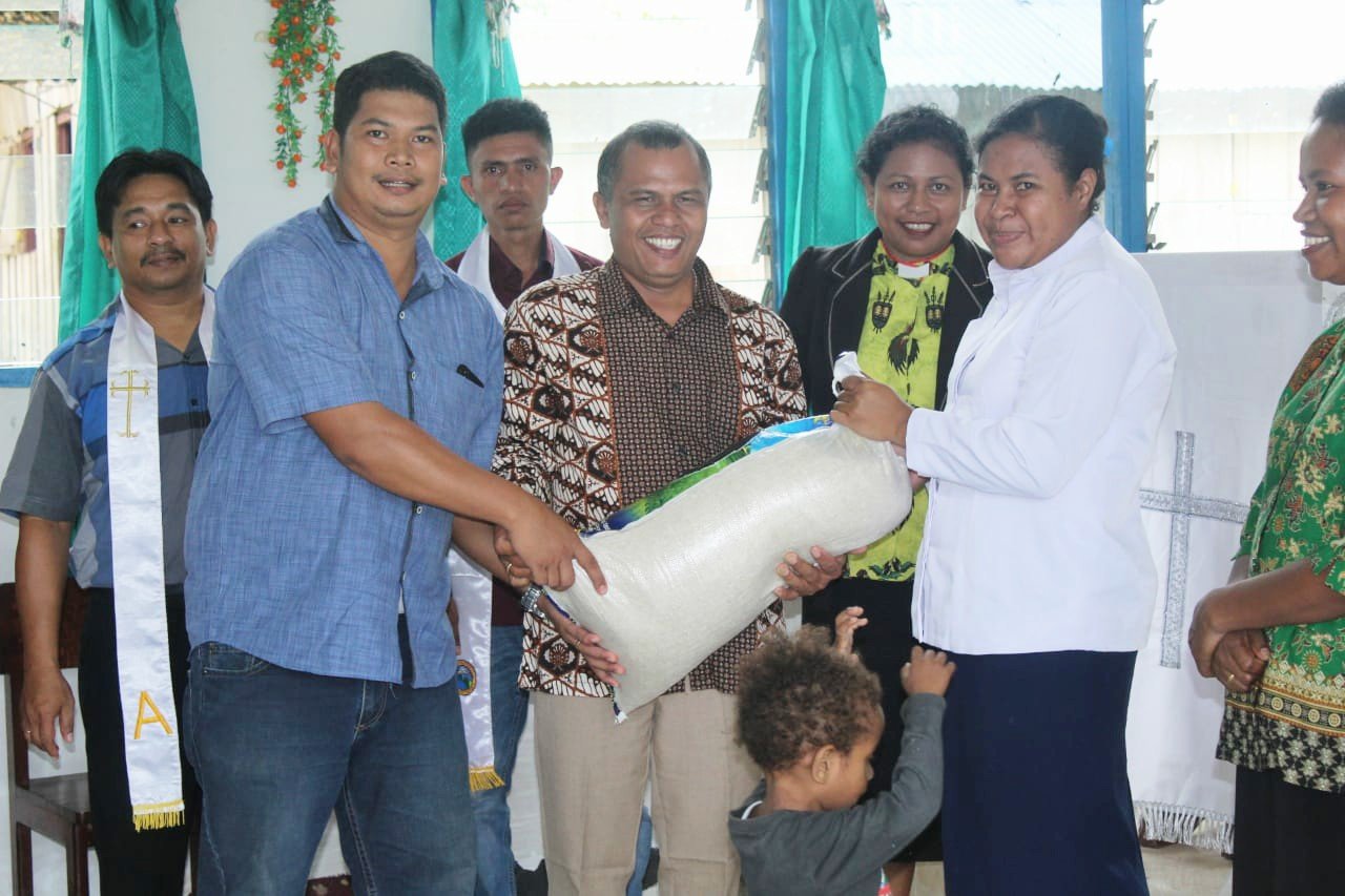 Pengurus dan anggota Yayasan Noken Kehidupan Papua bersama Jemaat GKI Maranatha Kota Manokwari menggelar aksi di Kampung Mawi, Distrik Mowi Waren, Kabupaten Manokwari Selatan Noken Kehidupan Papua