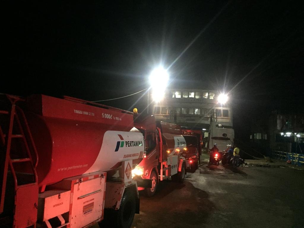 Penyaluran BBM ke Kabupaten Seram Bagian Barat, Provinsi Maluku melalui jalur laut pascaputusnya Jembatan Wai Kaputi yang terletak di antara Desa Taniwel dengan desa Hulung. Seram Bagian Barat