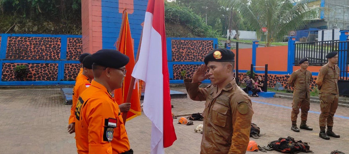 Personel Basarnas Manokwari saat mengikuti proses pembaretan Basarnas Manokwari