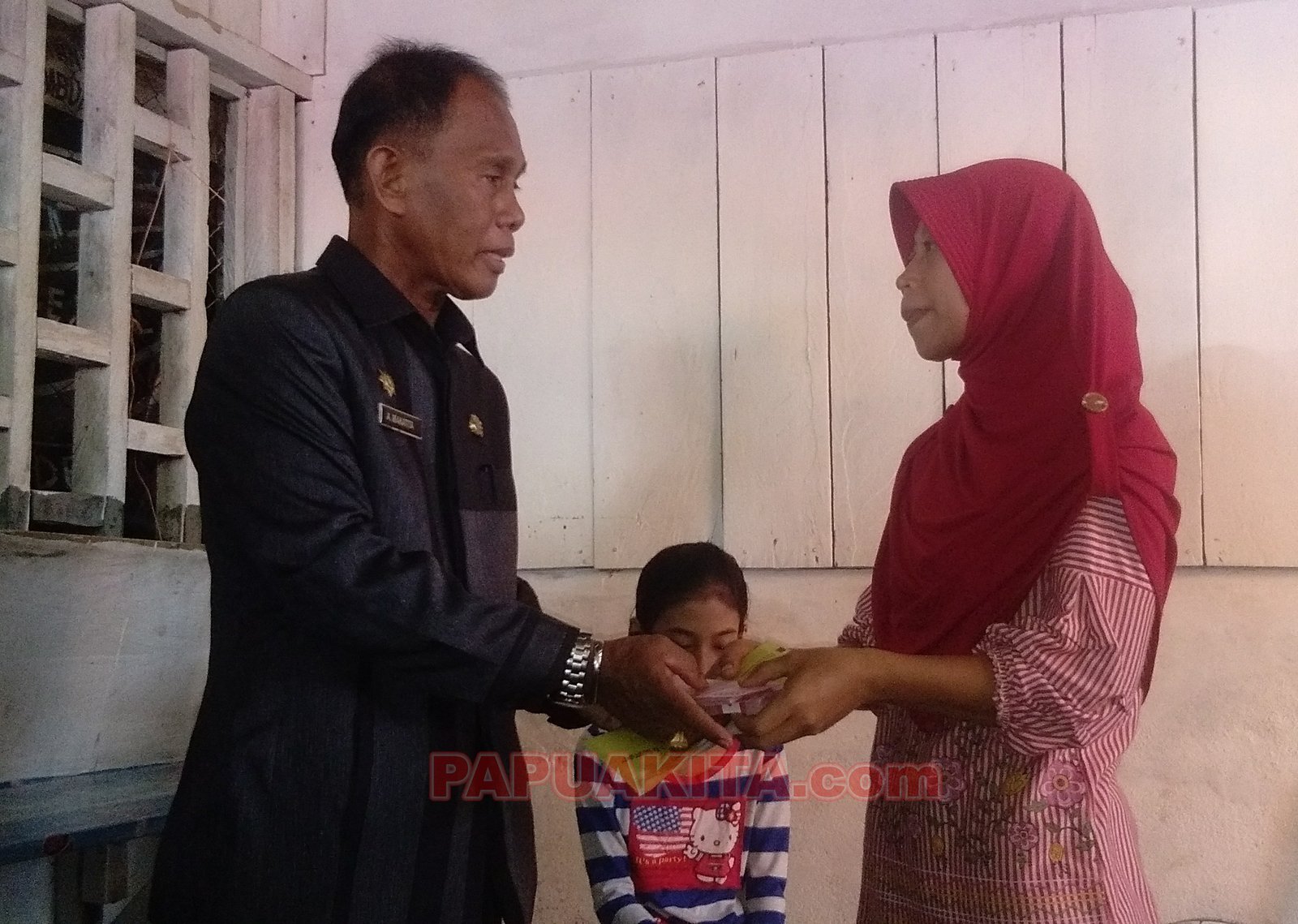 Sekretaris Daerah Kabupaten Manokwari, Aljabar Makatita menyerahkan bantuan kepada Haflah Hasanah, ibu kandung dari Iriani Nevita Sari, bocah penderita polip hidung