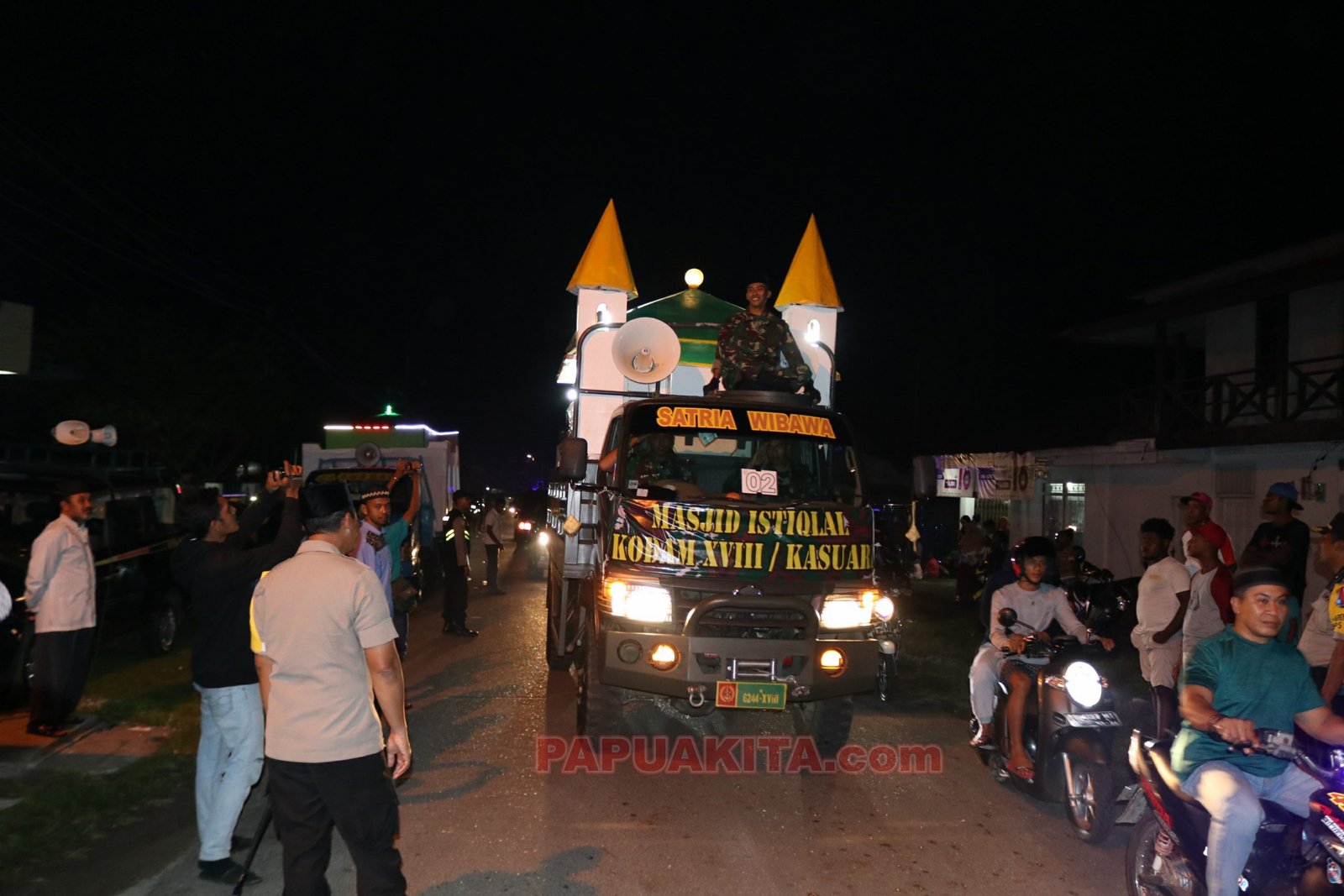 Suasana Takbir Keliling di Kabupaten Manokwari Tahun 2019, diikuti sedikitnya 17 perwakilan kendaraan hias dari sejumlah masjid Pawai Takbir Keliling