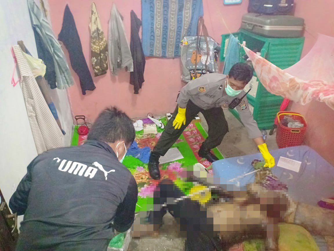 Tim Identifikasi melakukan olah TKP penemuan mayat Abang Purba alias Opah di Kampung Sowi IV Warga Sowi IV