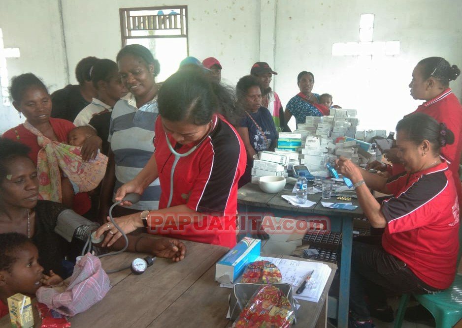Tim PKBM Dinas Kesehatan Provinsi Papua Barat daerah penugasan Kabupaten Tambrauw saat melakukan pemeriksanaan kesehatan warga Kampung Pumbuan, Distrik Kebar Kampung Pumbuan