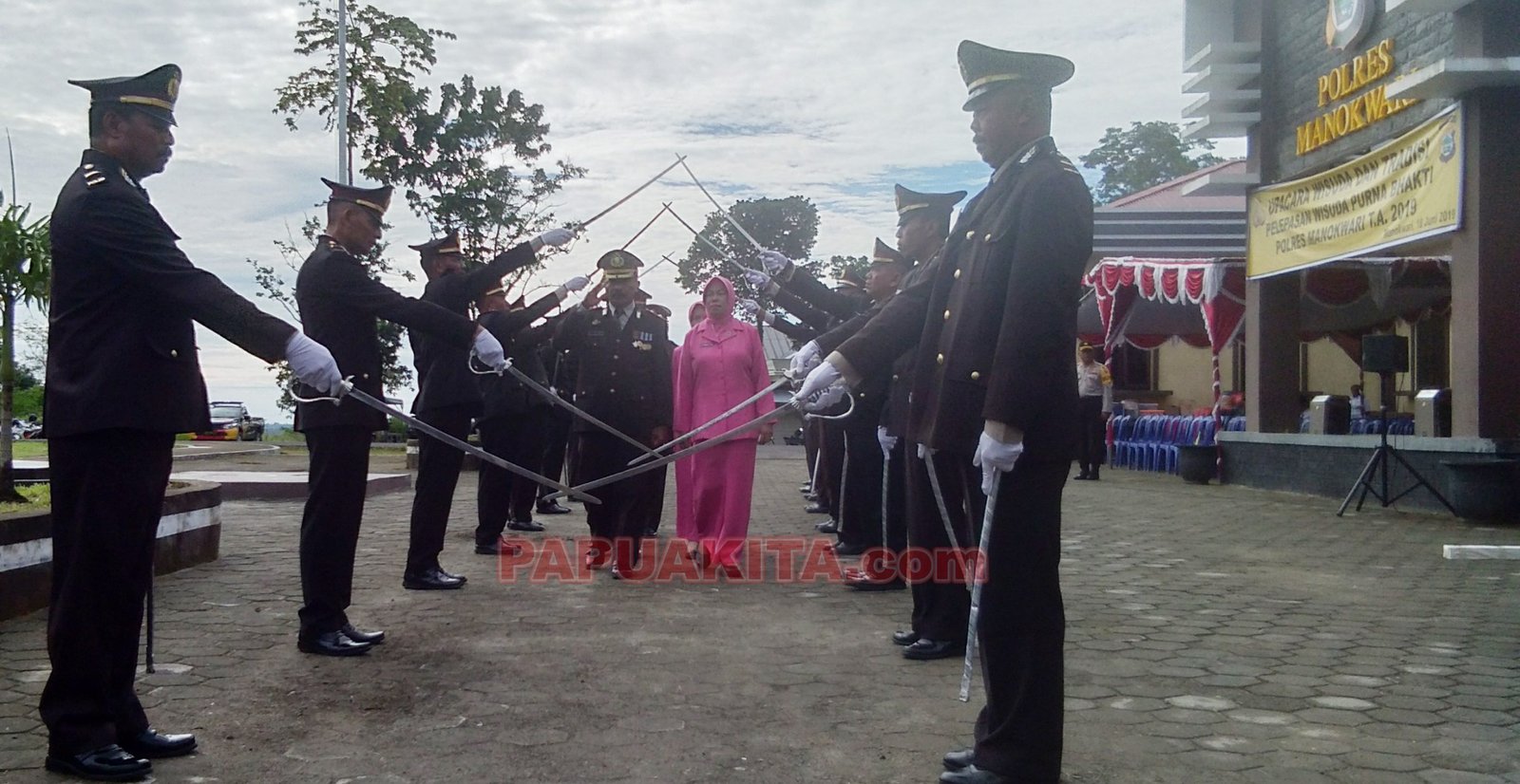 Tradisi pedang pora yang digelar pada upacara purna bhakti personel Polres Manokwari tahun 2019 AKBP Adam Erwindi