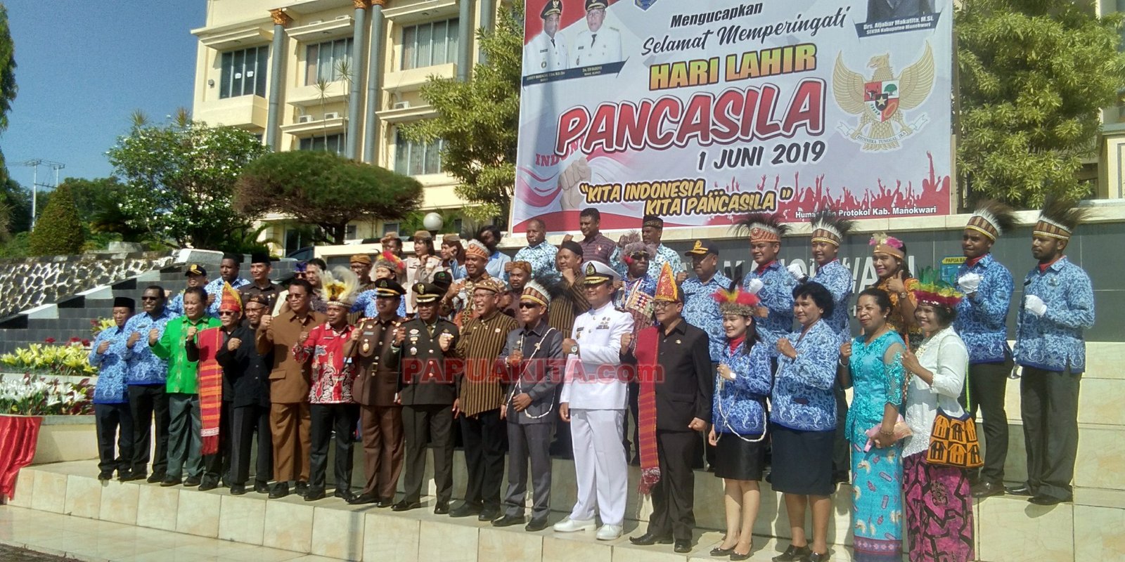 Wakil Bupati Edi Budoyo dan Sekretaris Daerah Kabupaten Manokwari, Aljabar Makatita, pimpinan OPD, serta Fokompimda Kabupaten foto bersama Hari Lahir Pancasila