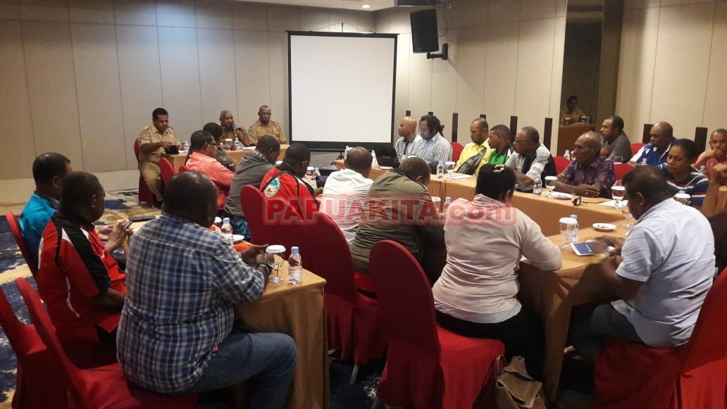 Gubernur Papua Barat Dominggus Mandacan saat berdialog dengan perwakilan kontraktor asli Papua. Dominggus Mandacan