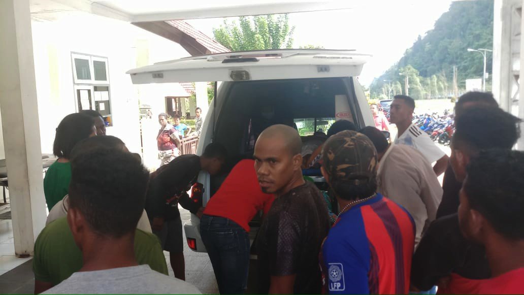 Karyawan PT BPU Kaimana yang mengalami kecelakaan di lokasi kerja saat akan dibawa menggunakan ambulance ke RSUD Kaimana Karyawan PT BPU