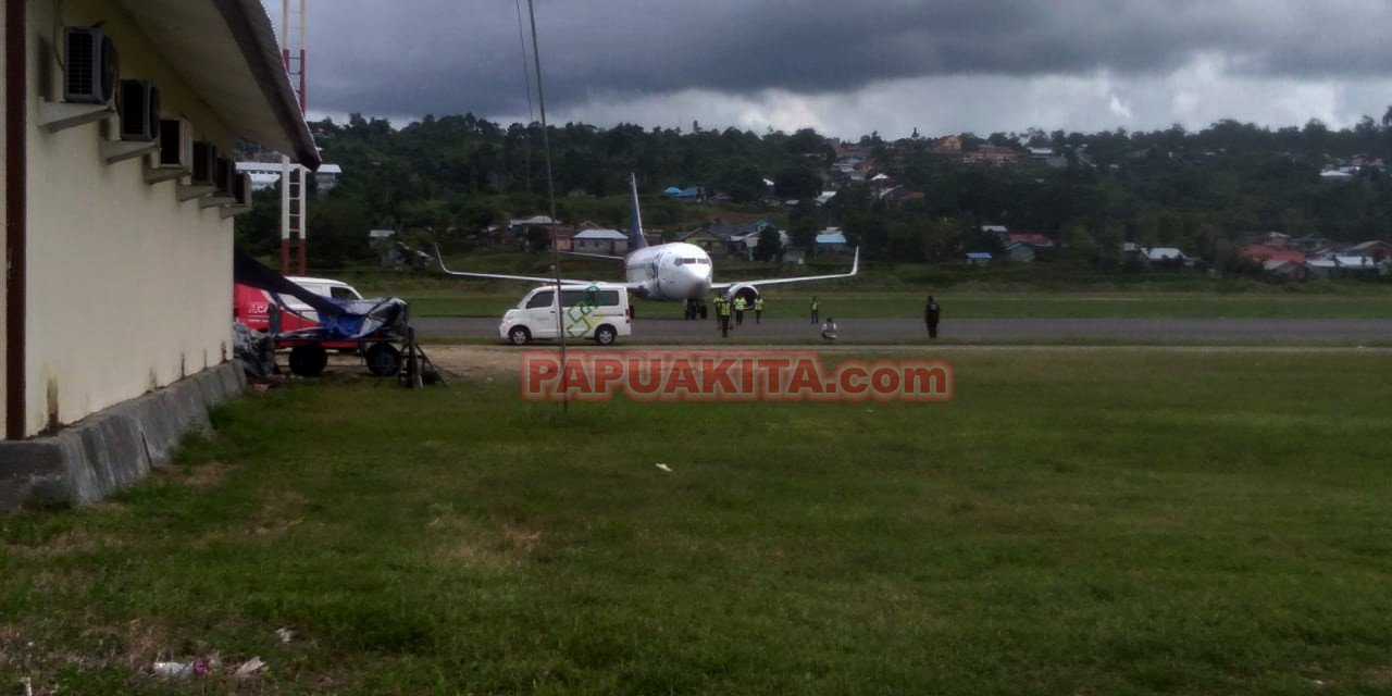 Maskapai Sriwijaya Air dengan nomor register Sriwijaya Air PKC-5C saat mengalami kerusakan di Bandar Udara Rendani, Manokwari. Foto diambil pada Selasa 9 Juli 2019. Bandar Udara Rendani