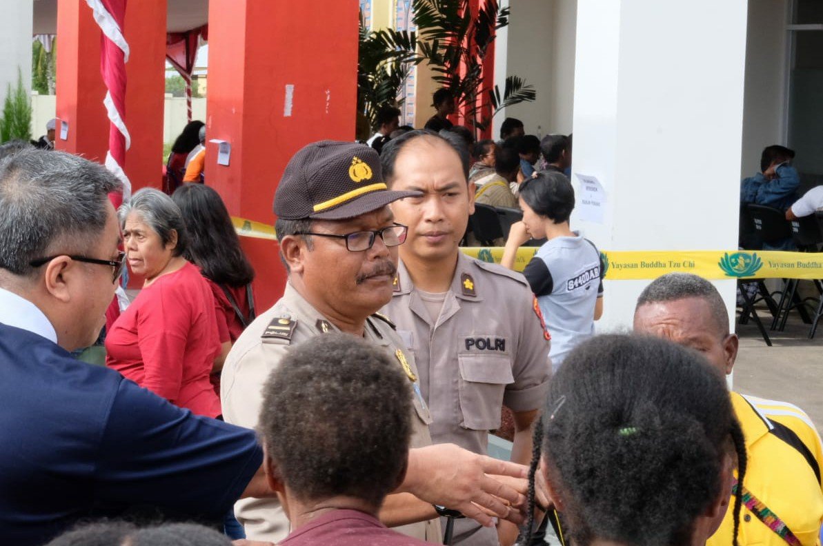 Pengobatan gratis yang digelar Polda PB bekerja sama dengan Pemda Manokwari, dan Yayasan Budha Tzu Chi Pengobatan Polda PB