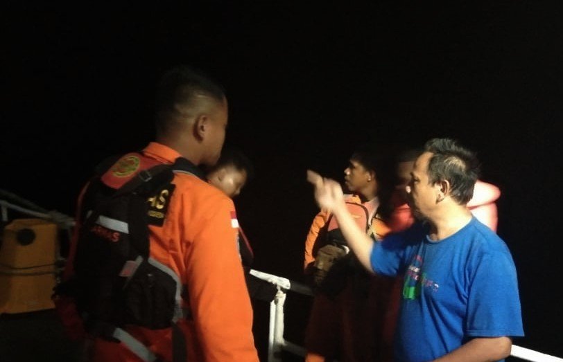 Personel Basarnas Manokwari ketika berkomunikasi dengan Nahkoda Kapal RSA Dr Lie Dermawan yang mengalami mati mesin di sekitar perairan Sidey, Manokwari pada Jumat. Kapal RSA Dr Lie Dermawan