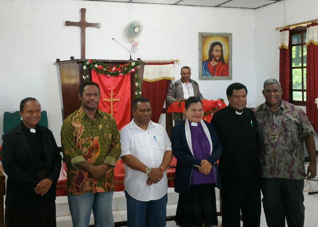 Sejumlah figur yang digadang-gadangkan sebagai bakal calon kepala daerah kabupaten Sorong Selatan (2020-2024) pose denga pemuka agama di Pulau Mansinam usai menggelar doa bersama Konvensi Mansinam