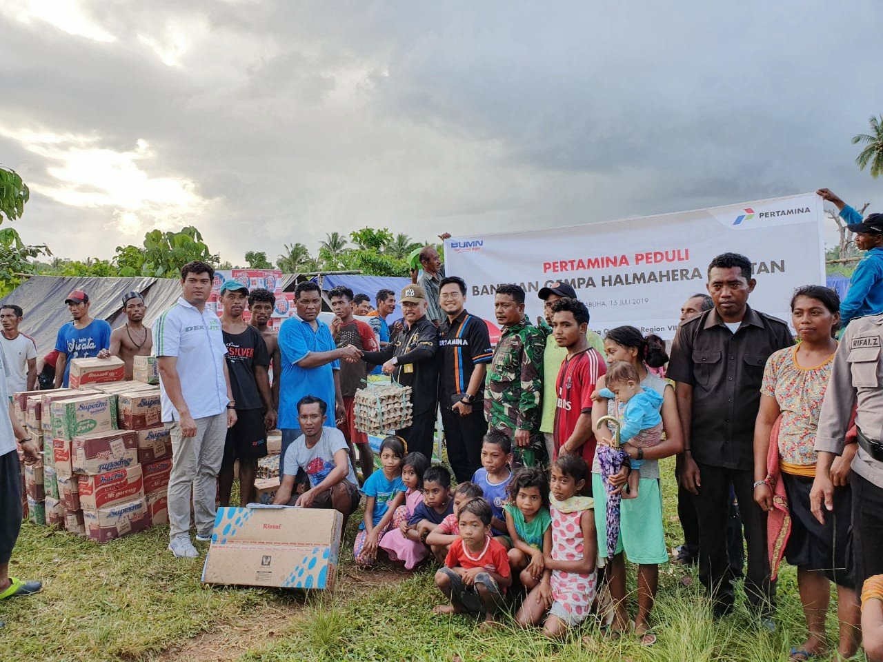 Tim Pertamina Peduli saat menyerahkan bantuan untuk korban gempa di Labuha, Halmahera Selatan gempa halmahera selatan