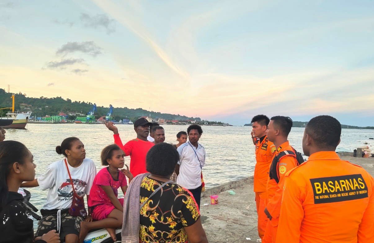 Tim rescue Kansar Manokwari ketika bertemu dengan kelima korban selamat perahu longboat asal Numfor, Papau ssa berada di pelabuhan PPI Sanggeng Perahu Longboat Numfor