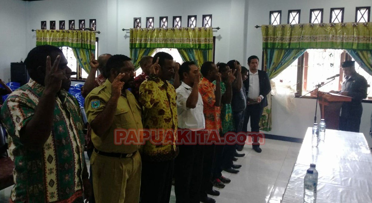 Bupati Pegunungan Arfak Yosias Saroy mengukuhkan PPID Kabupaten Pegunungan Arfak di Aula Kantor Bupati. PPID Pegunungan Arfak