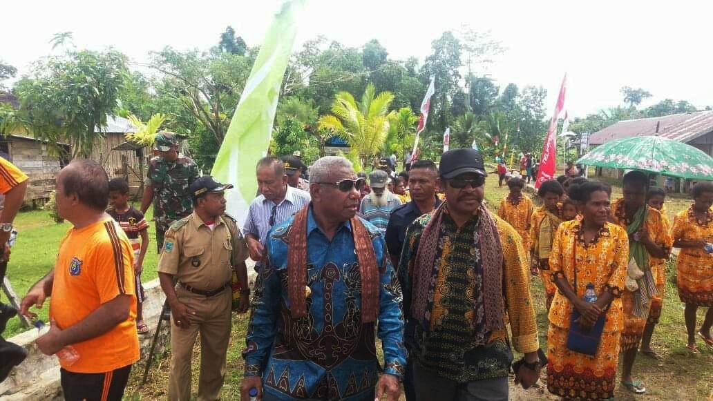 Ketua DPR Papua Barat Pieters Kondjol (topi hitam) bersama Gubernur Papua Barat Dominggus Mandacan dalam suatu kesempatan.
