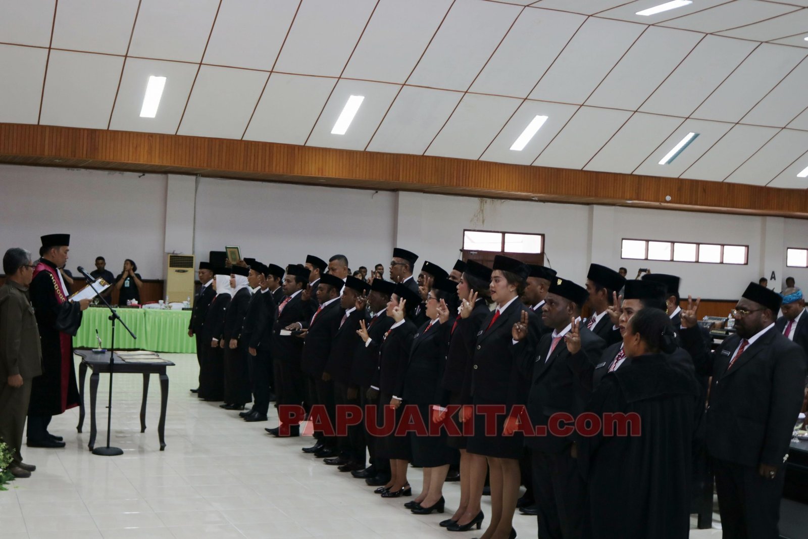 Ketua Pengadilan Negeri Manokwari memandu pengucapan sumpah dan janji anggota DPRD Kabupaten Manokwari periode 2019-2024. Pemimpin sementara dijabat Yustus Dowansiba dan Suriyati Faisal