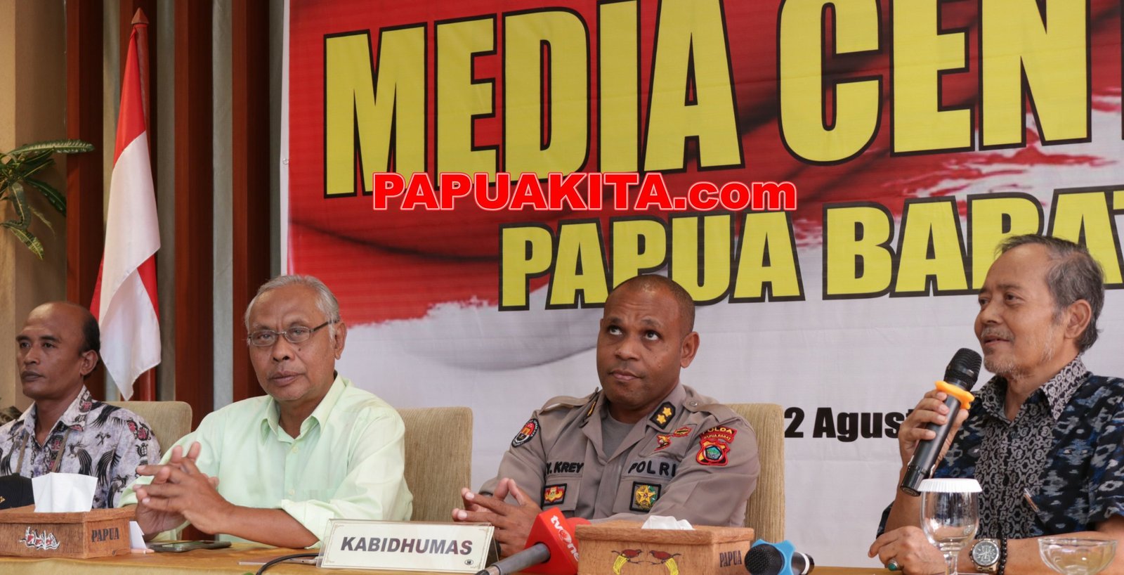 Kiri-kana. Koordinator Bonek Manokwari Imam, Ketua Paguyuban Manokwari Muh. Hanafi, Kabid Humas Polda PB, AKBP Mathias Krey, dan Ketua Arisan Paguyuban Jawa Timur Wiji Slamet