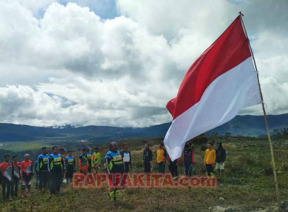 Komunitas Trail Manokwari (KTM), Papua Barat mengibarkan bendera merah putih di Puncak Gunung Kobrey, Kabupaten Pegunungan Arfak.