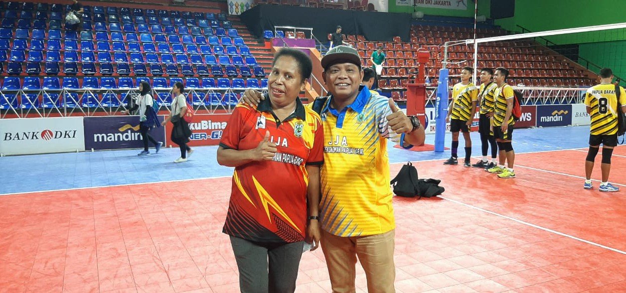 Pelatih Tim bola voli putra Sandra Mandosir dan Ketua Pengprov PBVSI Papua Barat Rudi Timisela Voli Papua Barat