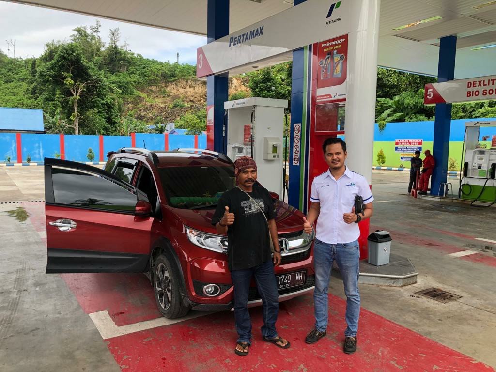 Sales Executive Retail Papua Barat Arthur Kemal Pamungkas bersama salah seorang konsumen saat mengisi pertamax di salah satu SPBU di Kabupaten Manokwari Konsumsi Pertamax PB