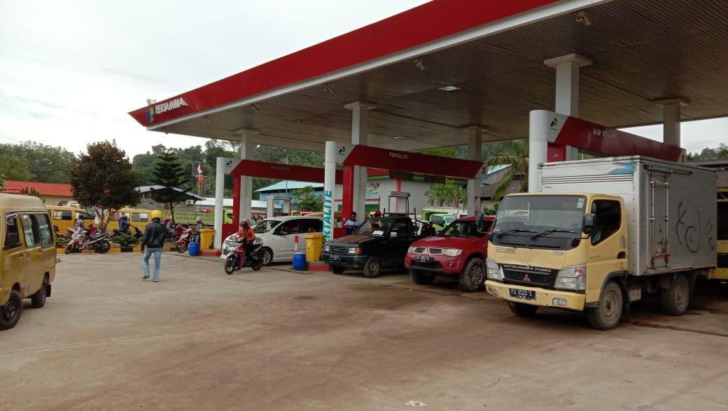 Suasana di salah satu SPBU di Kota Sorong. Pelayanan SPBU sudah berjalan normal pascademonstrasi yang terjadi Senin hingga Rabu lalu.