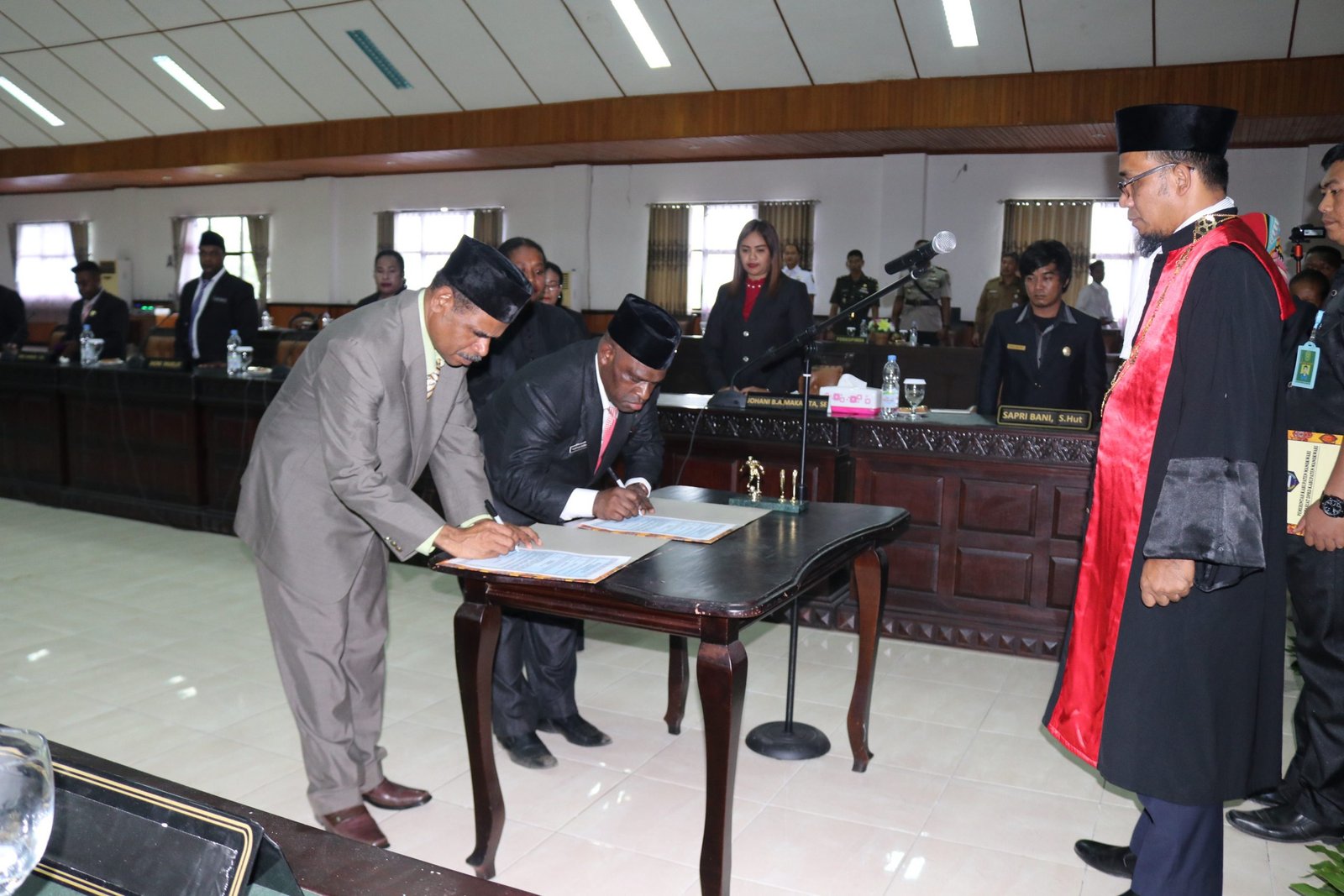 Penandatanganan berita acara peresmian pelantikan unsur pimpinan definitif DPRD Kabupaten Manokwari