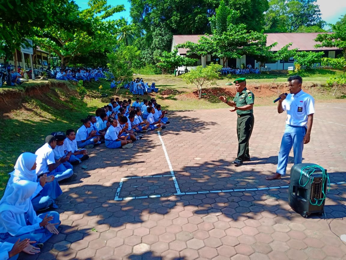 Kegiatan bina wawasan kebangsaan yang dilaksanakan Koramil 1801-04 Ransiki kepada pelajar SMA Negeri Oransbari, Kabupaten Manokwari Selatan