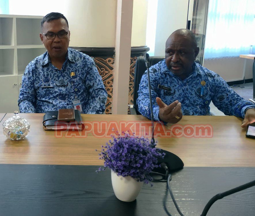 Kir-kanan. Asisten II Setda Provinsi Papua Barat Melkias Werinusa dan Kepala Bappeda Dance Sangkek