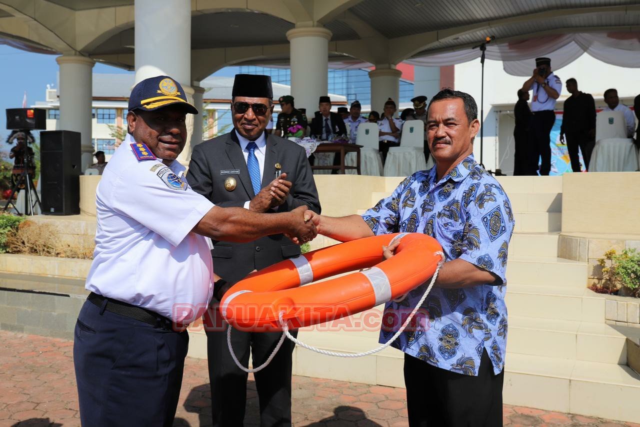 Kiri-kanan. Kepala Dinas Perhubungan Komunikasi dan Informatika Provinsi Papua Barat Agustinus Kadakolo, Wakil Gubernur Mohammad Lakotani (tengah), dan Kapten KM Margeret, Petrus Anto Kaloke