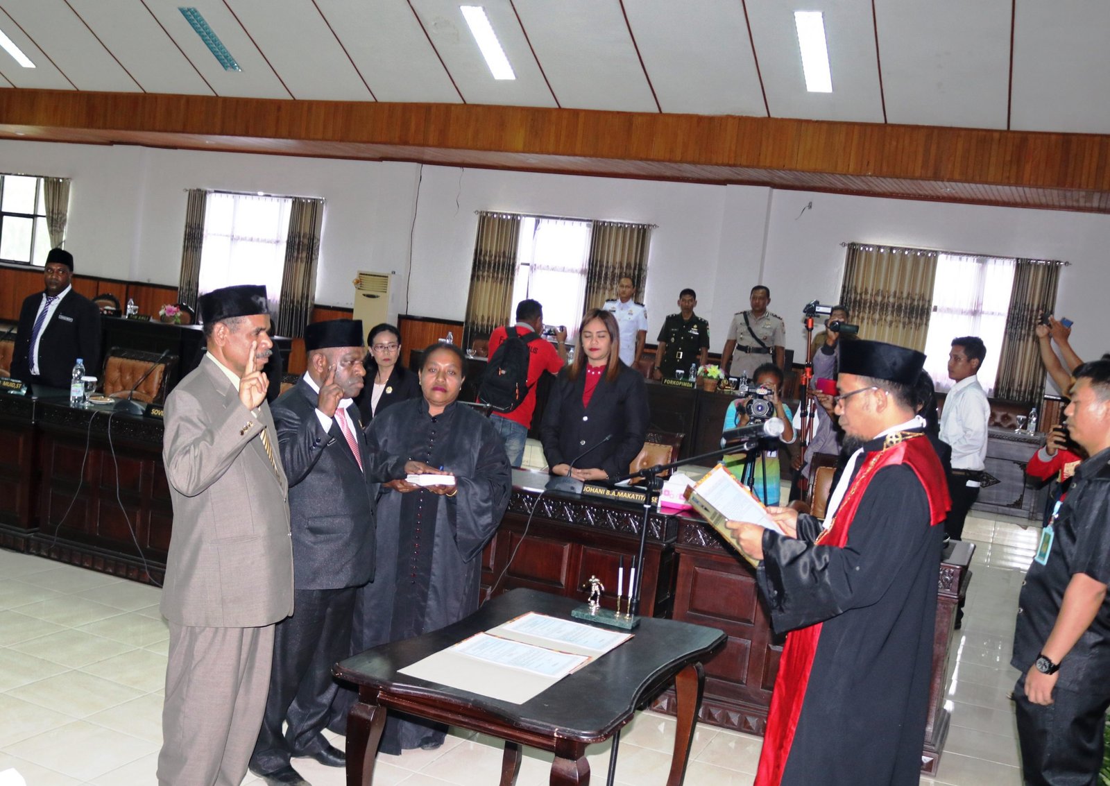 Pengucapan sumpah dan janji unsur pimpinan definitif DPRD Kabupaten Manokwari