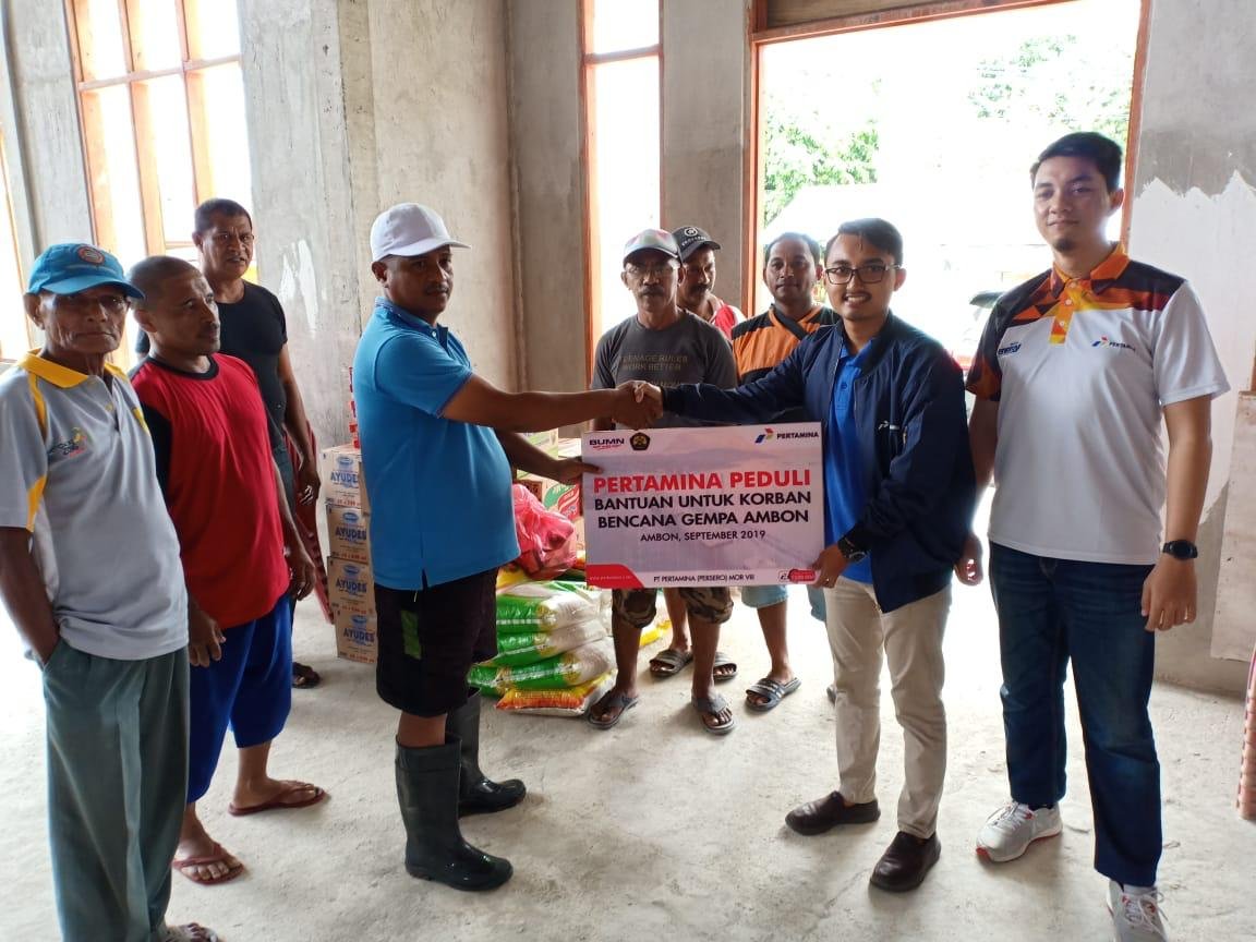 Penyaluran bantuan kepada korban bencana gempa di Ambon
