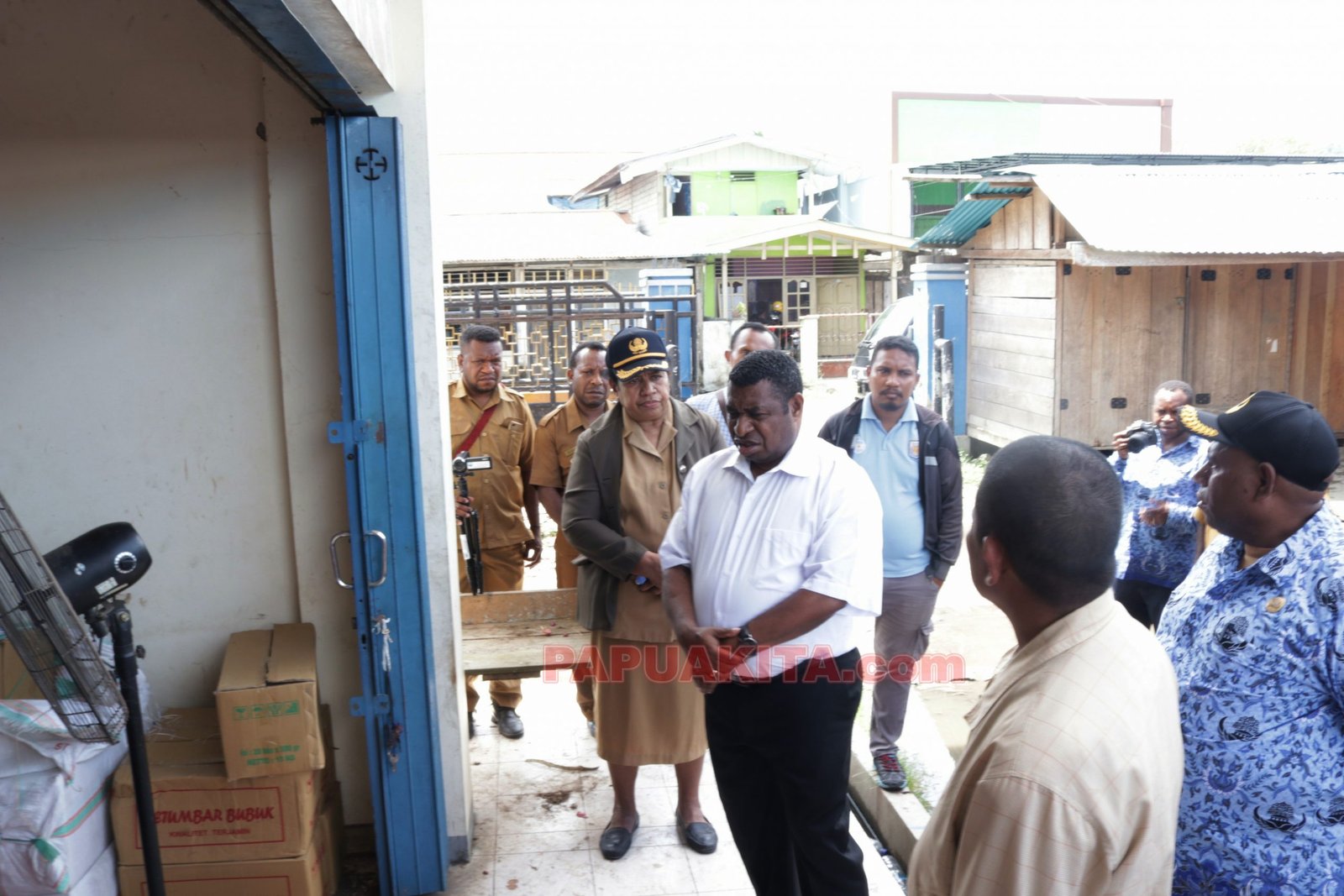 Bupati Manokwari, Demas Paulus Mandacan saat meninjau sejumlah los jualan di Pasar Wosi