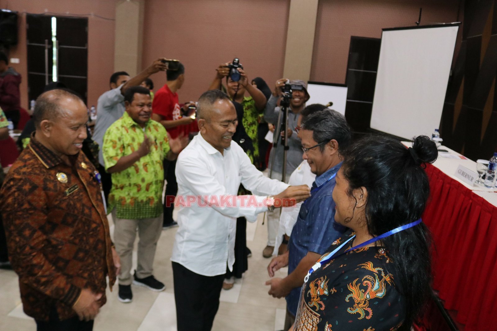 Penyematan tanda peserta kegiatan Forum Komunikasi Pers Papua Barat yang digelar Biro Humas dan Protokoler Setda provinsi Papua Barat