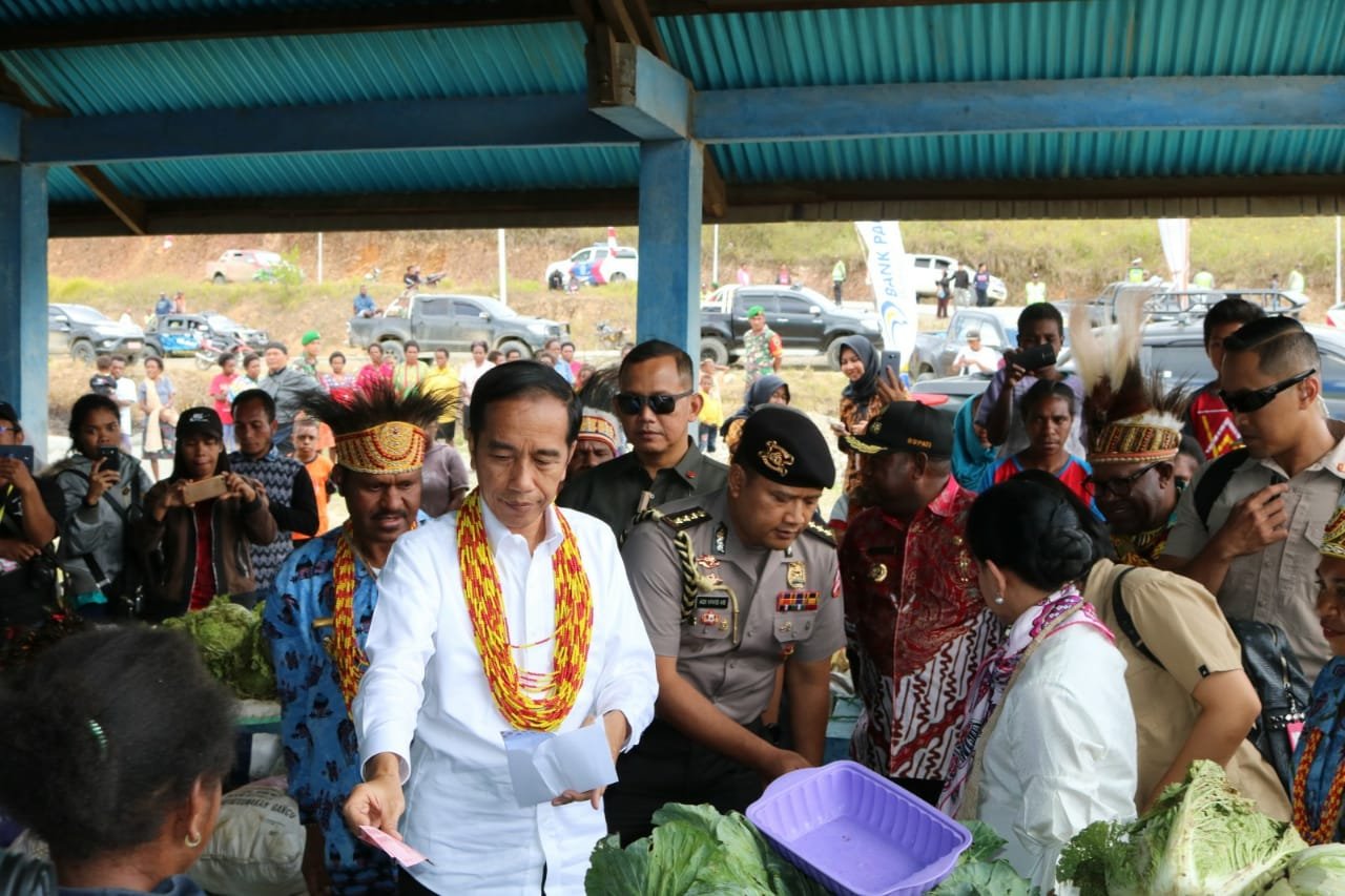 Presiden Joko Widodo mengunjungi Kabupaten Pegunungan Arfak. Jokowi sempatkan mengunjungi Pasar Iray di Anggi, Pegunungan Arfak (2)