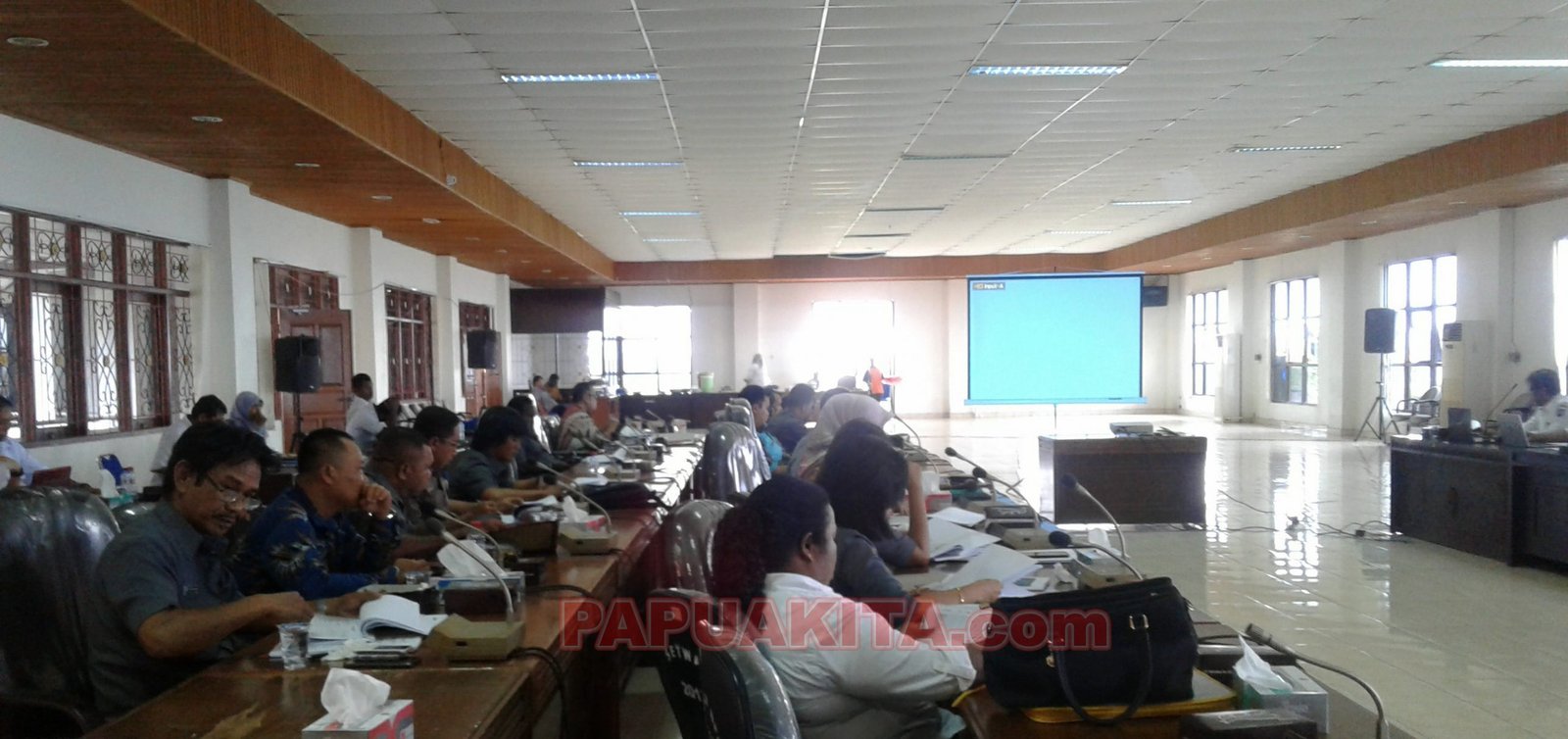 Anggota DPRD Kabupaten Manokwari saat menggelar hearing dengan TAPD