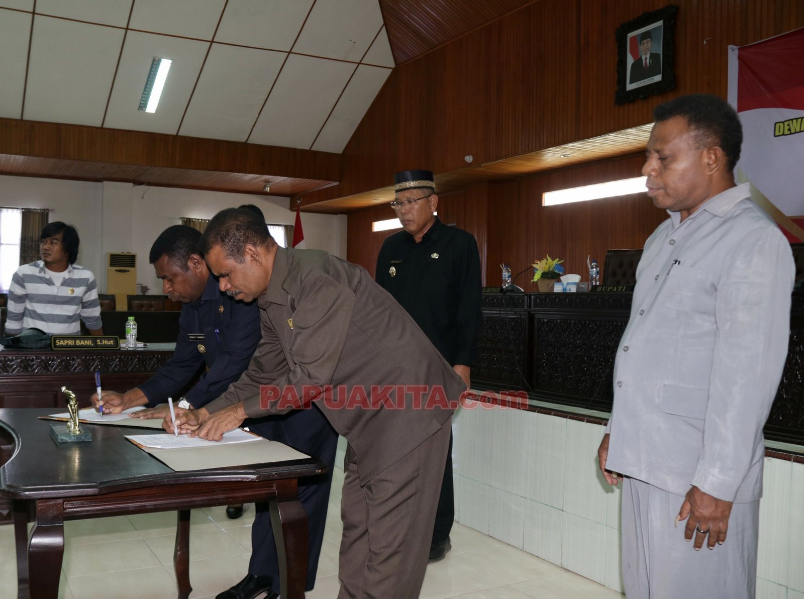Bupati Demas Paulus Mandacan dan Wakil Ketua DPRD, Bons Rumbruren menandatangani nota kesepahaman KUA dan PPAS RAPBD Manokwari Tahun Anggaran 2020