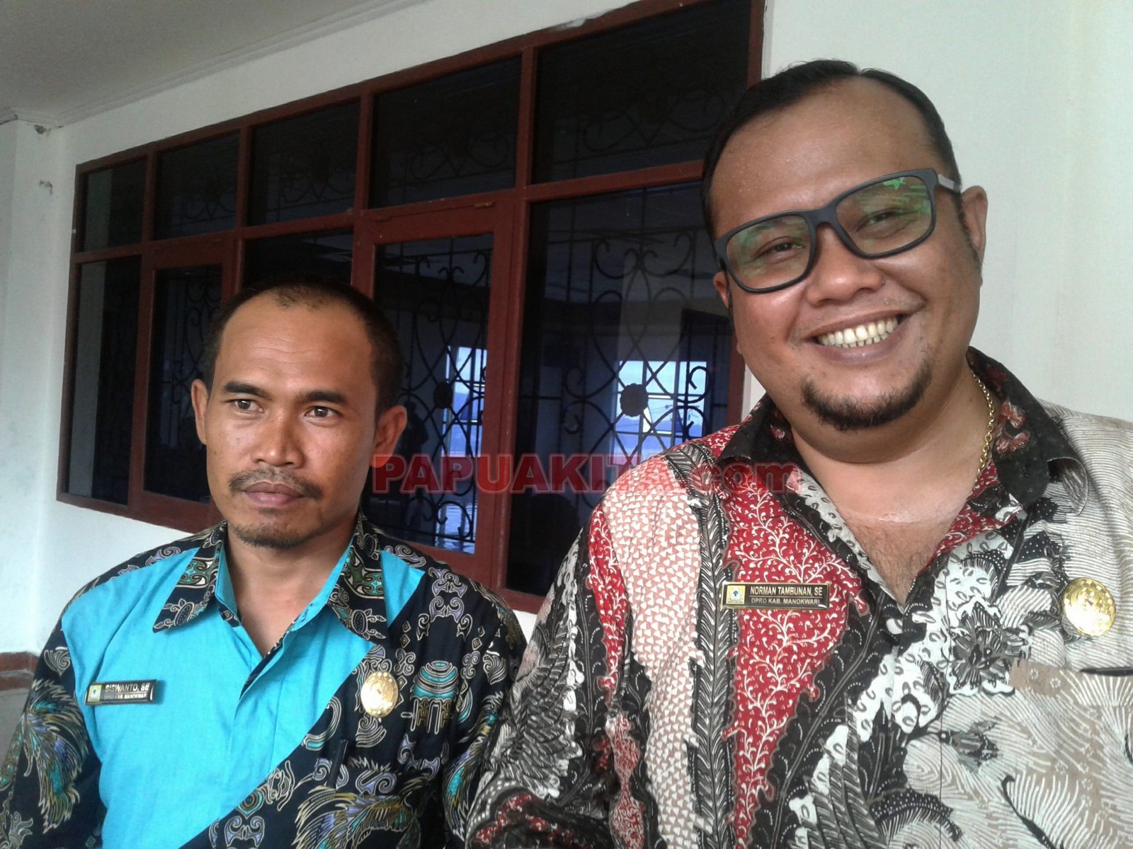 Ketua Fraksi Golkar DPRD Kabupaten Manokwari, Norman Tambunan (kanan) bersama anggotanya, Siswanto. Golkar Manokwari